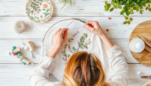Osoba haftująca przy stole